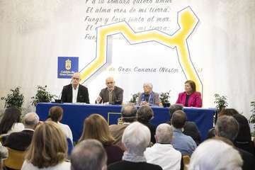 El Cabildo ratifica su compromiso de preservar la Memoria Histórica en la presentación del libro 'Héroes de chabola'/TA.
